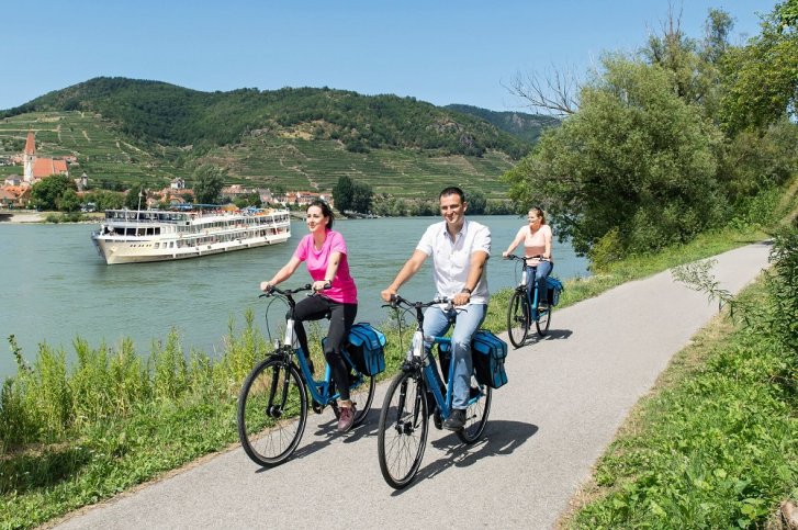 Donau Wolga op achtergrond
