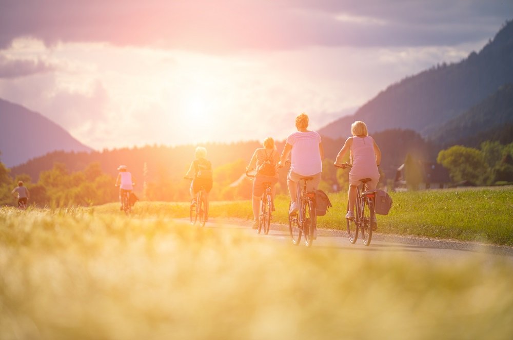 fietsers op rug