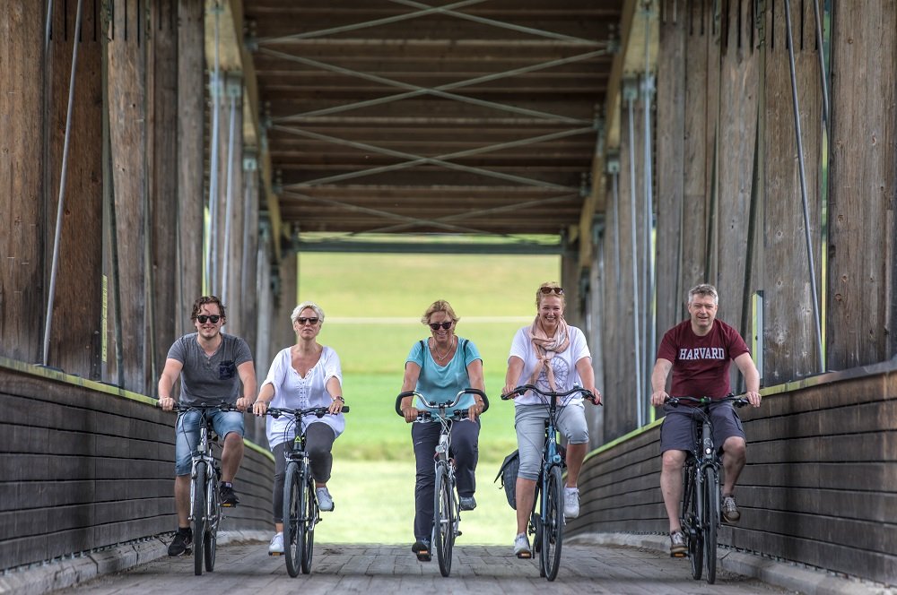 5 fietsers op fiets