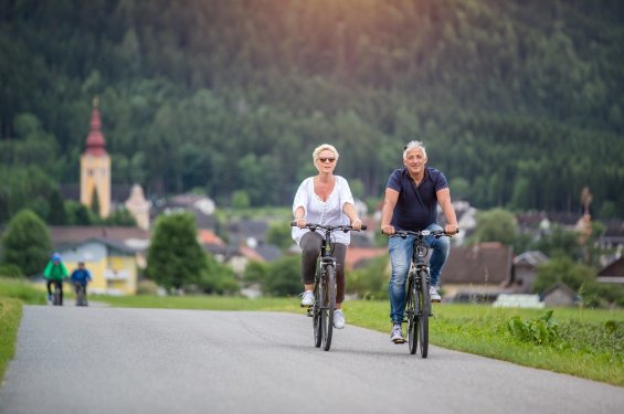stel op fiets met bergdorp stel op fiets met bergdorp