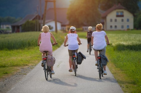 3 fietsers op rug 3 fietsers op rug