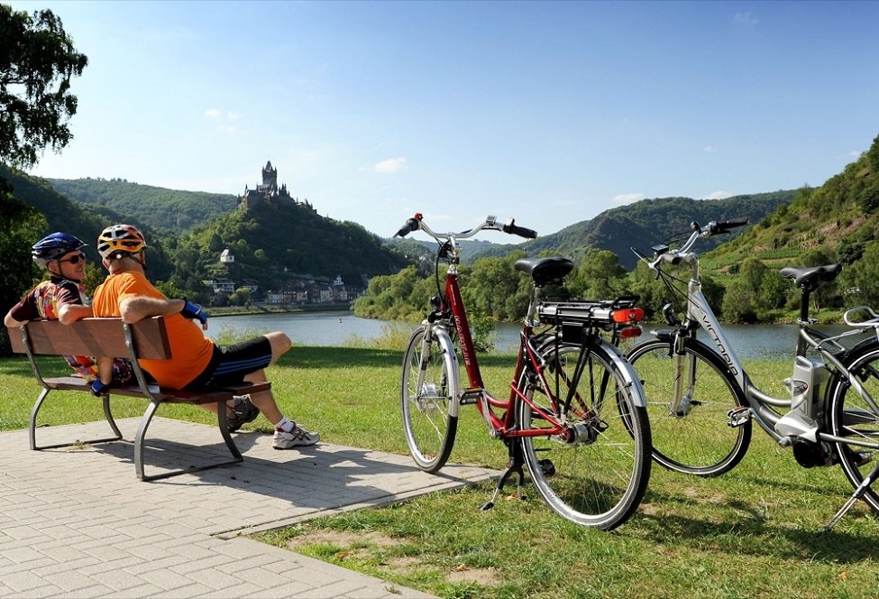 fietsers langs de moezel vakantie