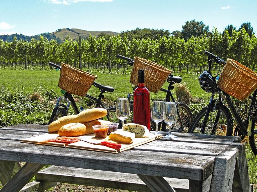 picknicktafel met fietsen