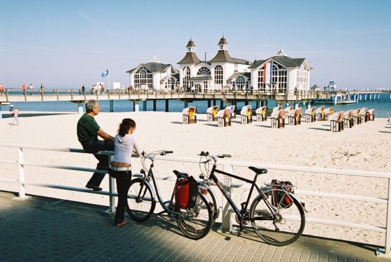 seebad oostzeekust met fietsers ervoor seebad oostzeekust met fietsers ervoor