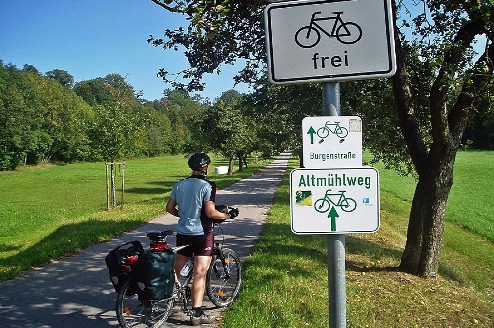 altmuhlfietser bij bord op fietspad