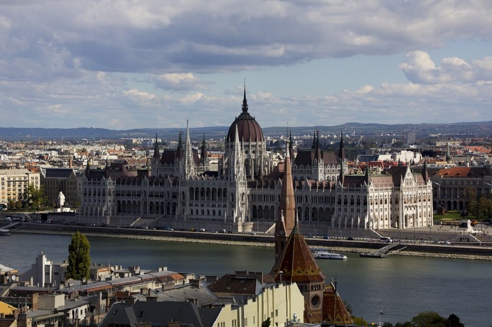 Budapest  Varen over de Donau bij tijdens fietsvakantie met groepsreis op een cruiseboot