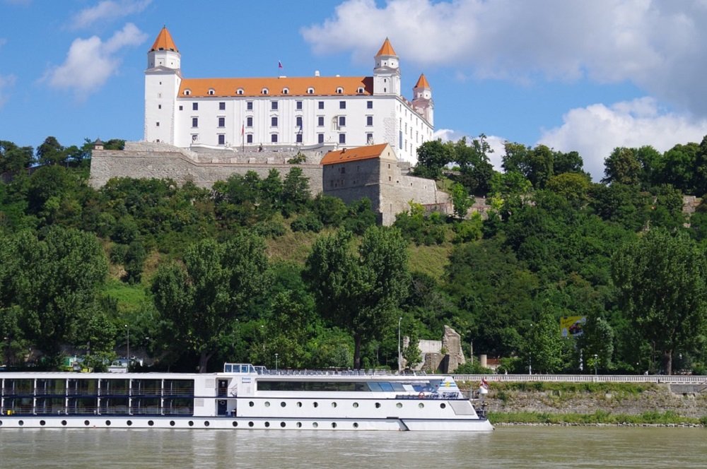 Bratislava  Varen over de Donau bij tijdens fietsvakantie met groepsreis op een cruiseboot