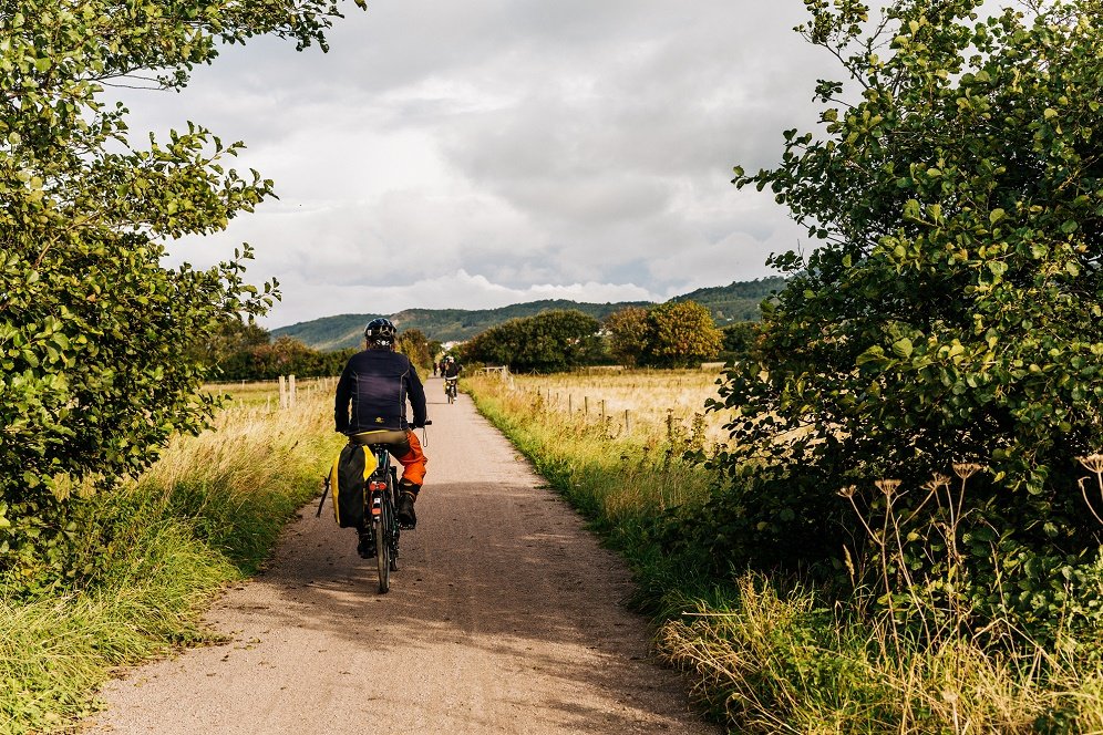 fietsers bij huisje