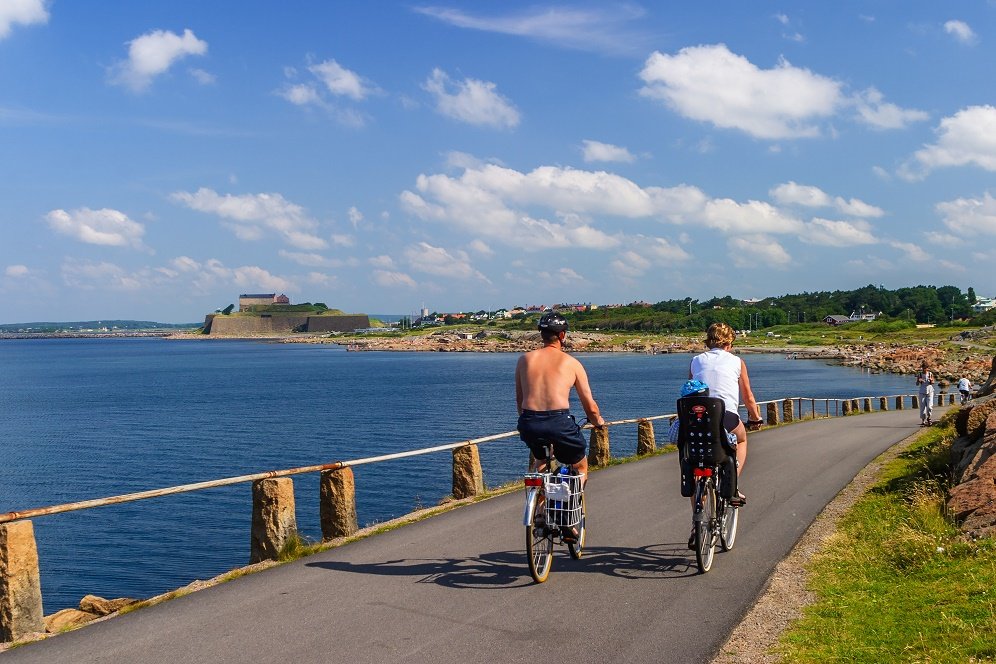 fietsers bij kust