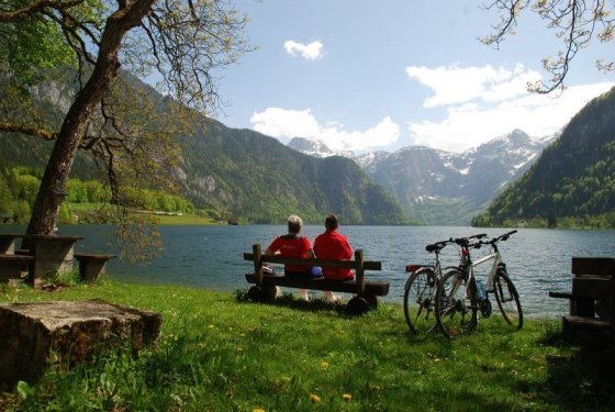 stel op bankje bij meer
