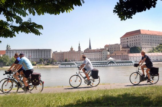 Fietsen langs de Donau bij Linz Donau