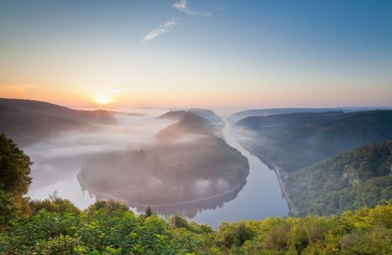 De Saarschleife op de vroege ochtend Saarland
