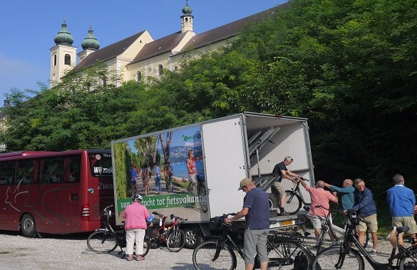 Fietstrailer bij Klooster