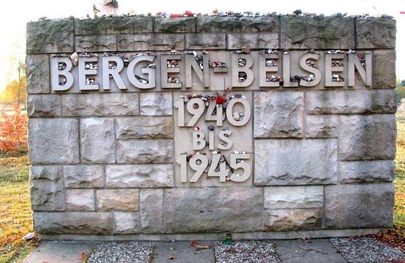 Bergen Belsen groepsreis luneburgerheide tijdens fietsvakantie 