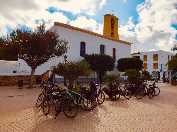 fietsers bij kerk Ibiza