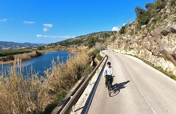 fietsen langs rivier antella 