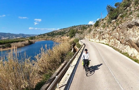 fietsen langs rivier antella 