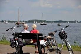 Fietsers langs meer