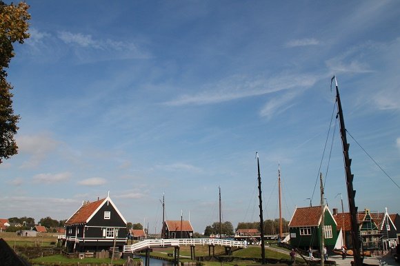 Enkhuizen tijdens fietsvakantie in nederland op een cruiseboot
