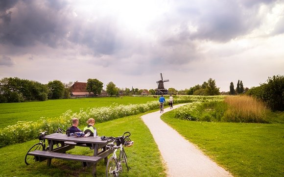 Fietsers bij bankje met molen