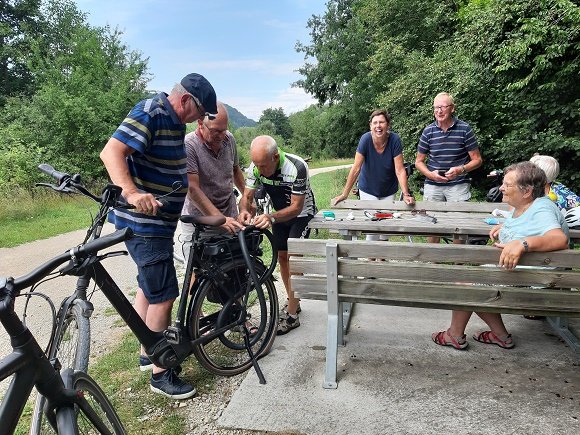 fietsers band plakken