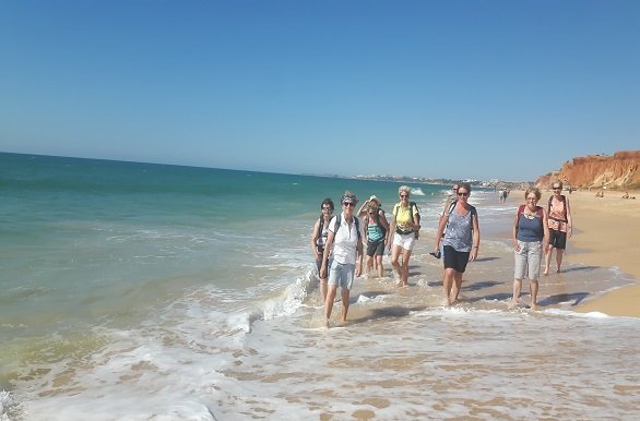 Algarve wandelen met de voeten in de branding