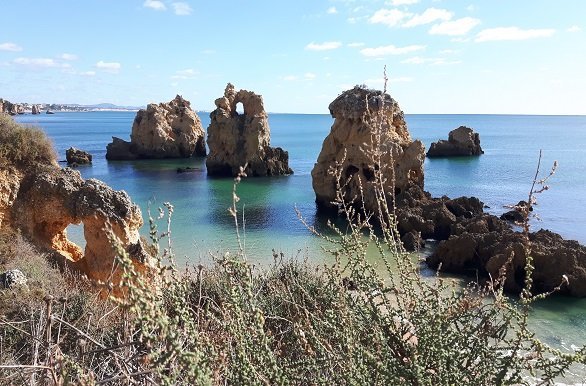 Algarve rotsen in het water