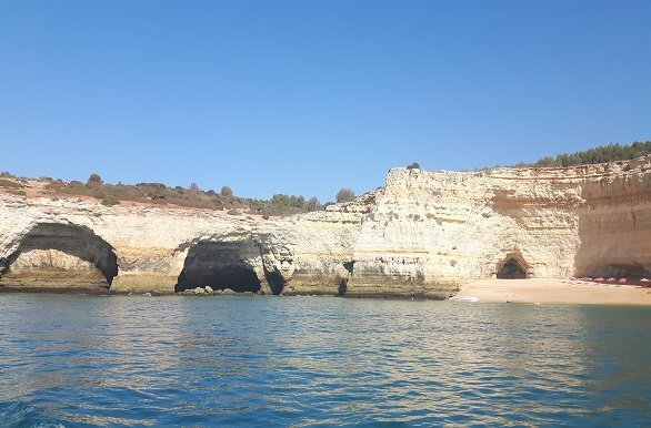 Algarve strand met rotsen