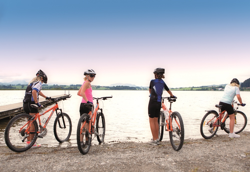 4 fietsers aan de rand van een meer vage achtergrond