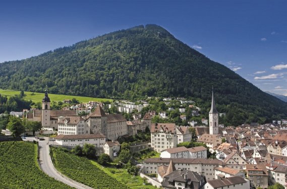 Gezicht op Chur met berg op achtergrond