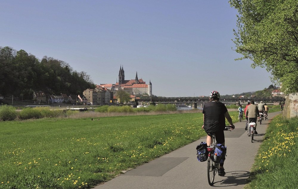 Fietsers op fietspad met gezicht op Meissen