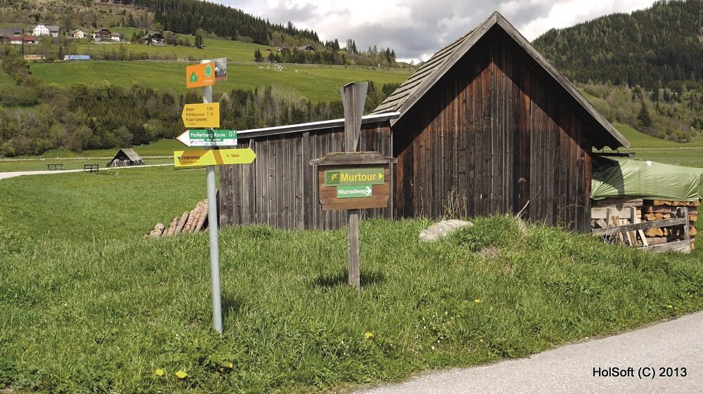 Onderweg in het Murdal met routebordjes