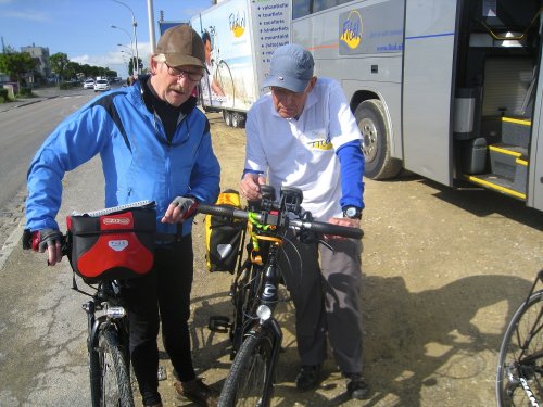 Santiago algemeen bij bus Fietsers bij bus met fietskar