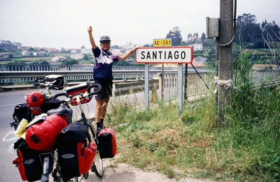 santiago algemeen Fietser bij bord santiago