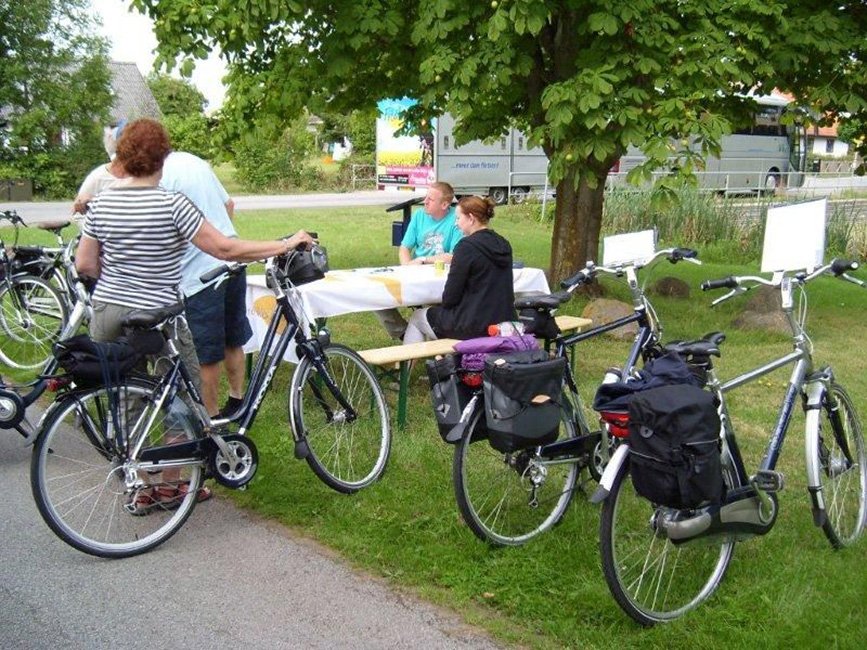 fietsers bij picknicktafel