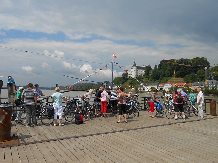 fietsers op de kade