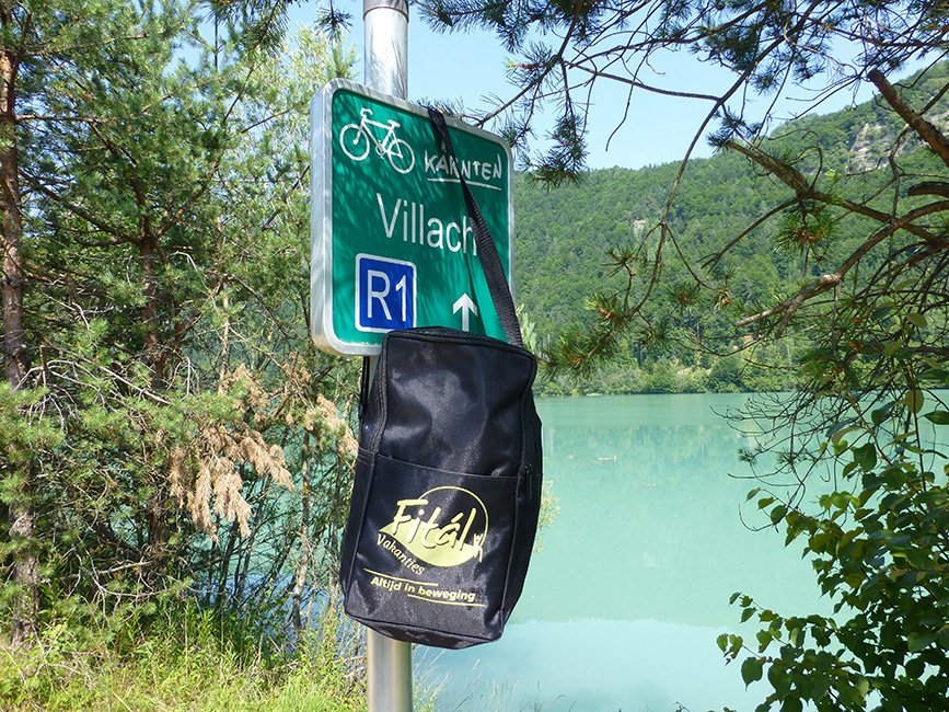 Fitaltas aan verkeersbord