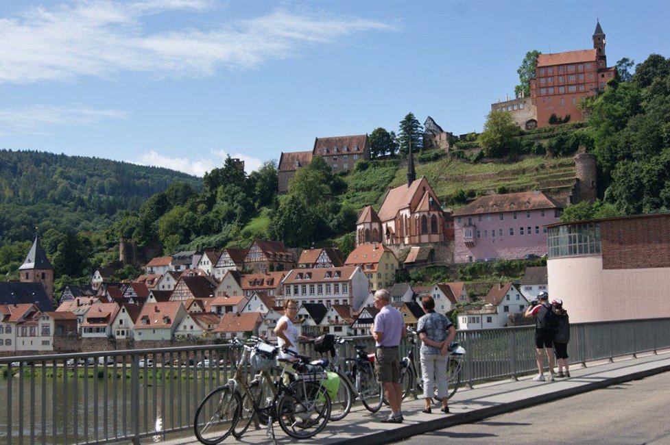 fietsers langs rivier Neckar Europa