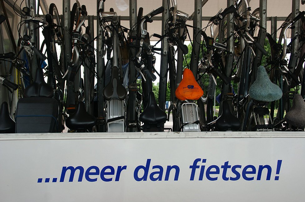 Fietskar met fietsen