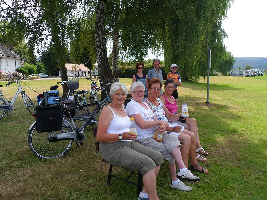 Fietsers pauze op bankje 