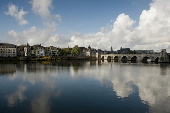 Fietscruise Maas vergezicht Maastricht over water