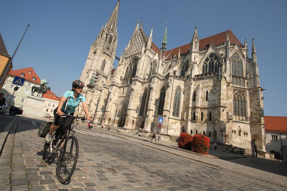 Dom van Regensburg met fietser