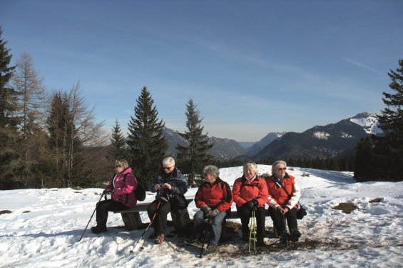 winter algemeen 29 mensen op bankje  top berg