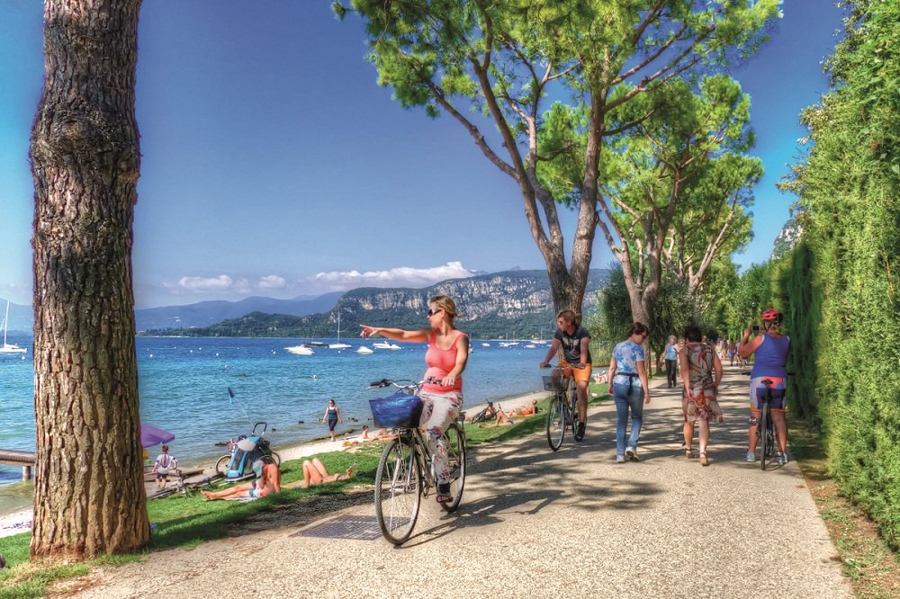 Fietsers aan meer