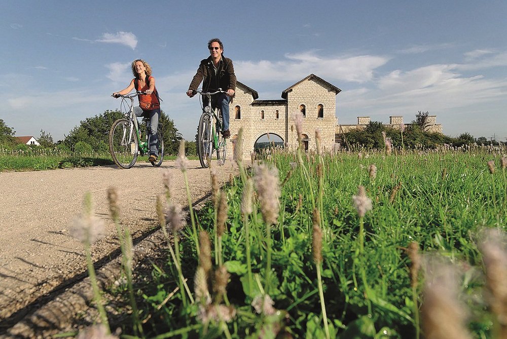 fietsers met achtergrond kasteel