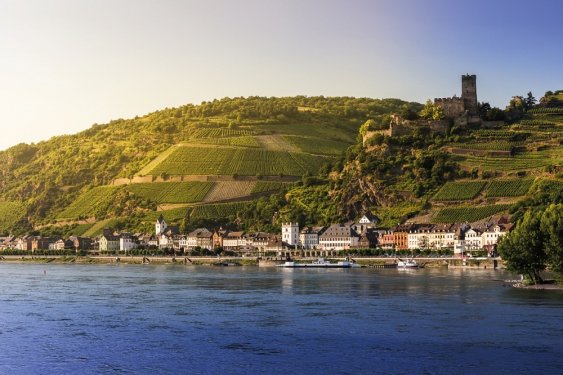 Uitzicht vanaf de Rijn op Burg Gutenfels Rijn ,bergen