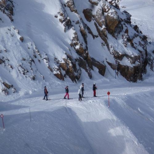 Fital skiërs op de gletscher