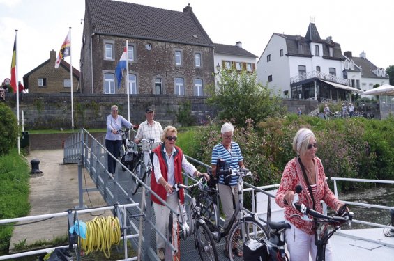 Gids 2015 Maas en Rijn 2 fietsers op loopbrug van boot