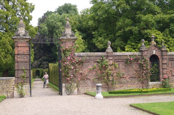 Gids 2015 Maas en Rijn fietser in park, stenen muur