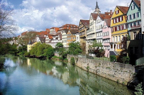 Vanaf brug gezicht op rivier